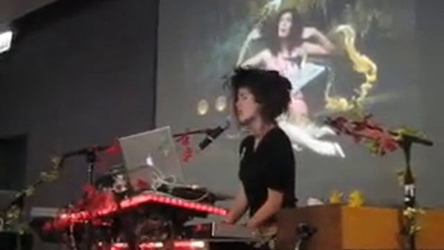 Imogen Heap \ 1 @ The Apple Store 052506 смотреть онлайн