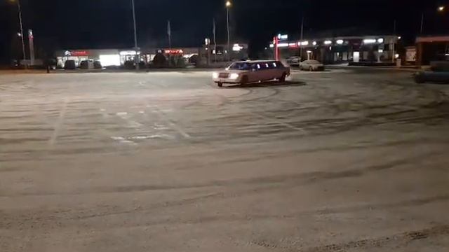 Lincoln Town Car Limousine 1992 drift on ice (Pink) смотреть онлайн