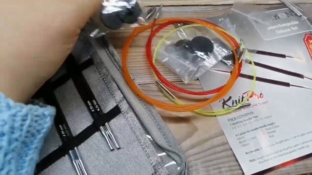 Видеообзор Набор карбоновых съемных спиц KnitPro Karbonz Deiuxe 41613 от Интернет-магазина FineYarn смотреть онлайн