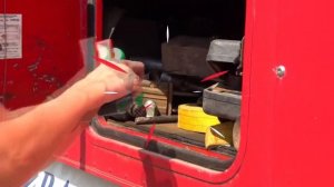 Грузовик сломался Дима ремонтирует