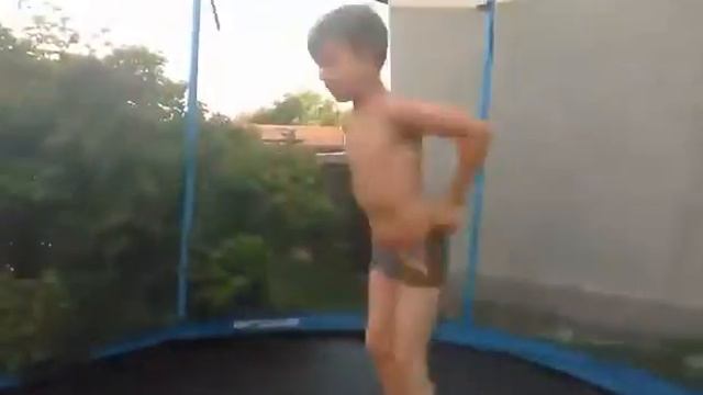 ChejnaRK - triky na trampolíně смотреть онлайн