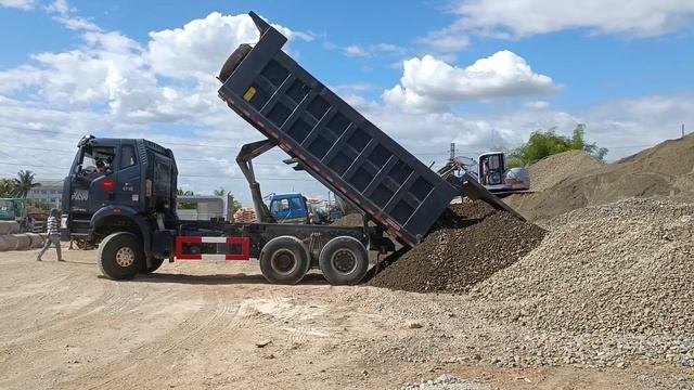 FAW J6P-350 Dump Truck Delivering 20m³ G1 Round Aggregates смотреть онлайн