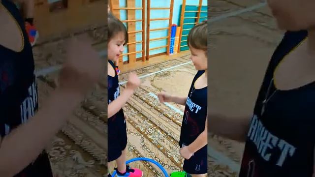 ПОДВИЖНАЯ ИГРА ДЛЯ ДЕТЕЙ - ПОПРЫГУНЧИКИ 🏀😍 смотреть онлайн