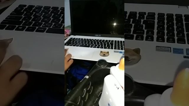 PUTTING STICKERS ON LAPTOP 😀 смотреть онлайн