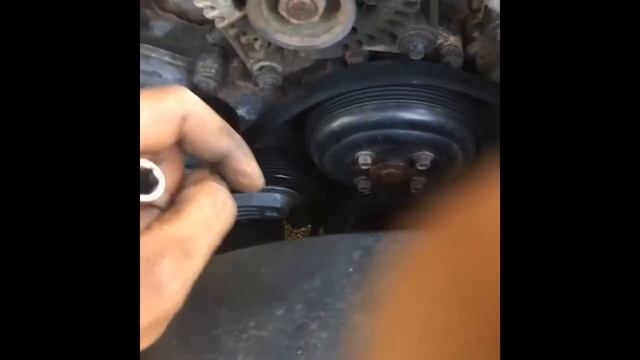 99 Lincoln towncar v8’s 4.3 4.6 Alternator belt & battery removal смотреть онлайн