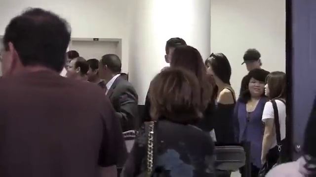Alex Turner at LAX airport kissing Arielle Vandenberg смотреть онлайн