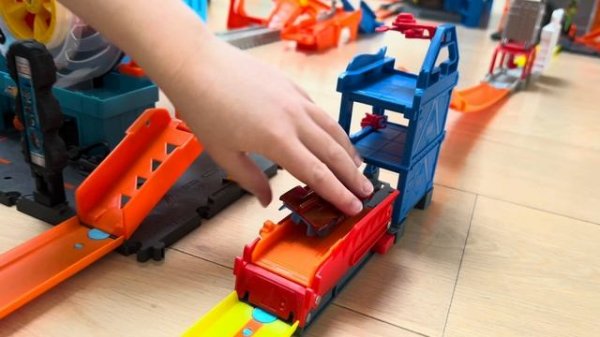 BIGGEST HOT WHEELS CITY EVER!  72 different HOT WHEELS sets joined together to create one HUGE city