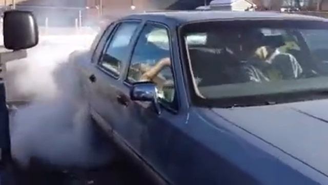1993 Lincoln Town Car Burnout смотреть онлайн