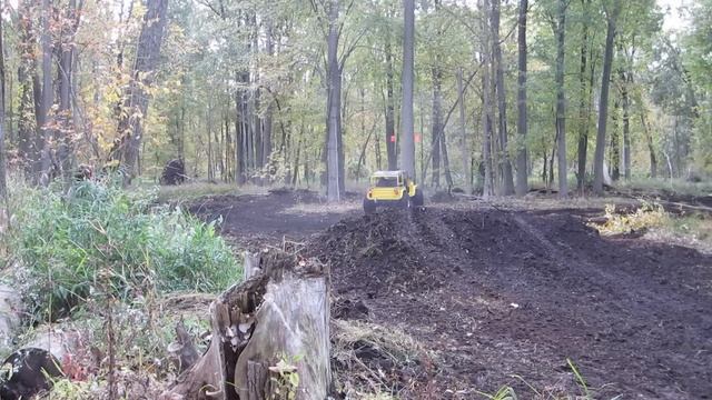 Yellow Jeep Makes Big Jump Over Mud Hill смотреть онлайн