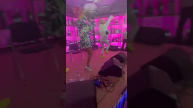 Клава Кока на свадьбе Элвина Грея смотреть онлайн