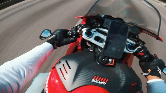Ducati Panigale V4s - Pure Riding!