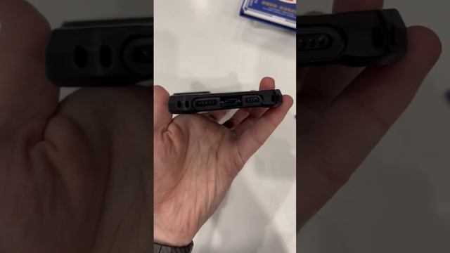Черный UAG Essential Armor на черном iPhone 14 Pro Max смотреть онлайн