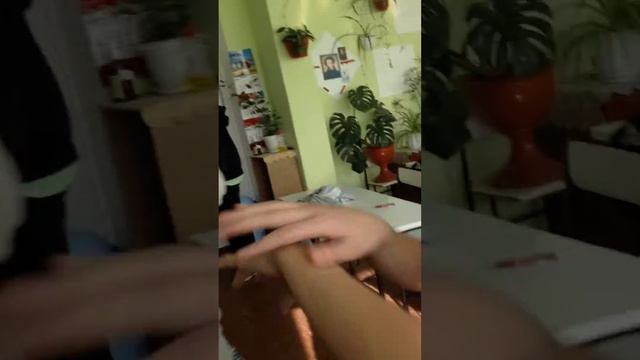 Настя#Малая.Мы помыли парты и остались одни в классе.Я стояла на парте) смотреть онлайн