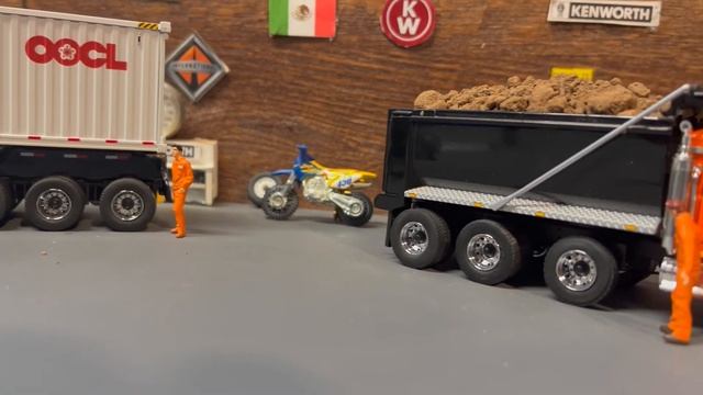 Kenworth T880 SFFA 40" SCALE 1/50 DIECAST MASTER.... смотреть онлайн