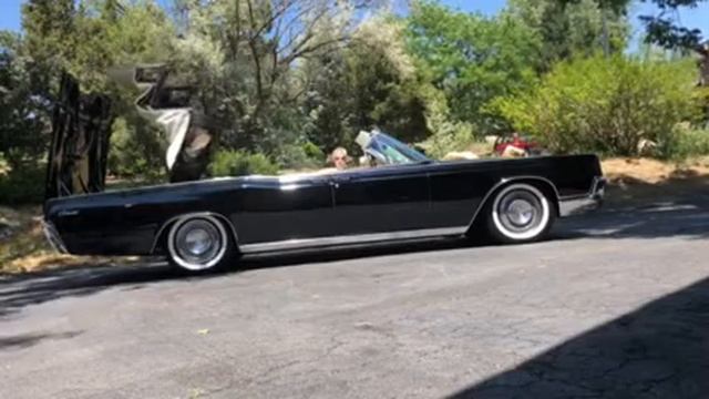 Convertible top goes down: ‘67 Lincoln Continental смотреть онлайн