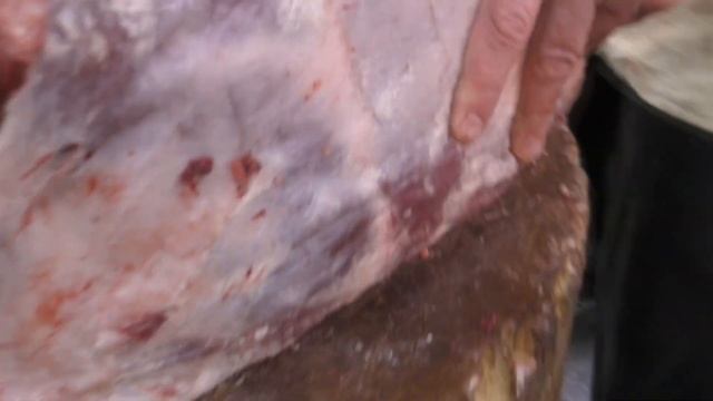 This is one of the options for cutting beef in the Russian markets. Как разделают мясо на рынках . смотреть онлайн