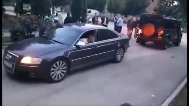 Audi A8 4.2 TDI vs Land Rover Deffender смотреть онлайн