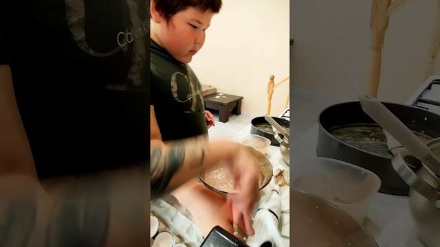 СБО готовит шоколадно-творожный манник. Аутизм