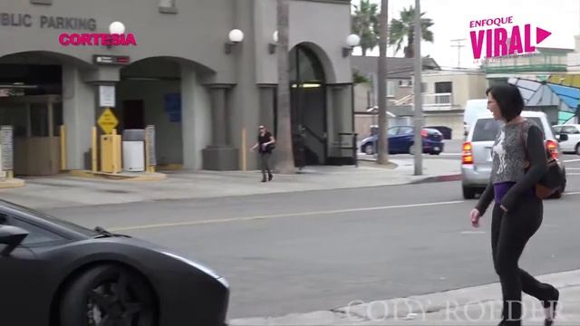 La invita a pasear en su Lamborghini para saber si era una “trepadora” | Enfoque Viral смотреть онлайн