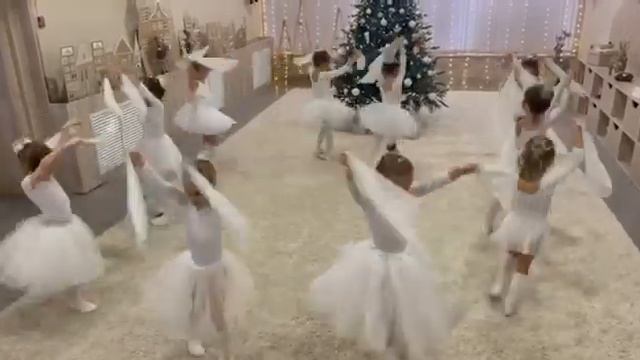 Танец снежинок на новый год в детском саду смотреть онлайн