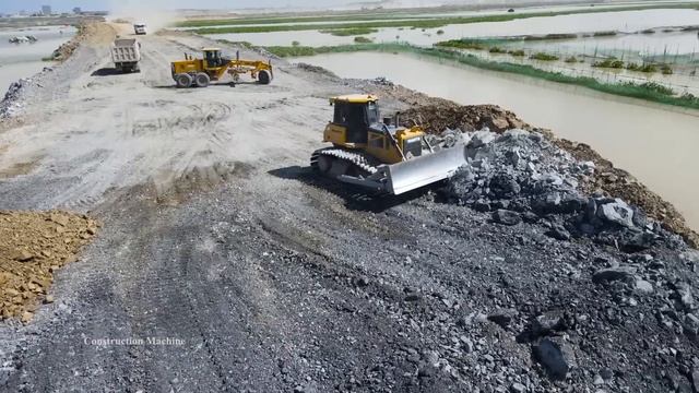 Строительство насыпной дороги на озере. В работе самосвалы и бульдозер. Релакс видео смотреть онлайн