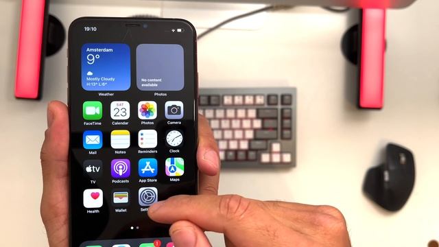 Turn the background of your iPhone screen into a light color to know if it's an original смотреть онлайн
