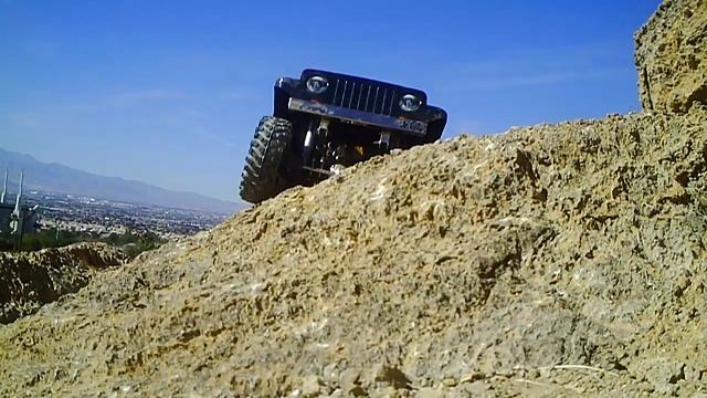 Gmade Sawback & Hummer H2 SCX-10 In: Razor Rock смотреть онлайн