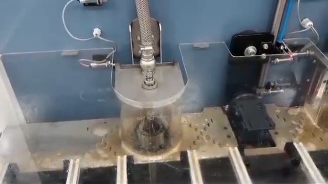 Процесс мойки собранных блоков шариковых подшипников на Заводе автомобильных подшипников №1 ЗАПN1. смотреть онлайн