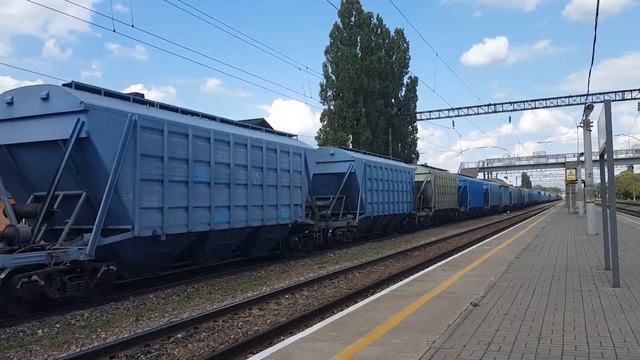 Отправление электровоза ВЛ80С-1210/1180А с грузовым поездом смотреть онлайн