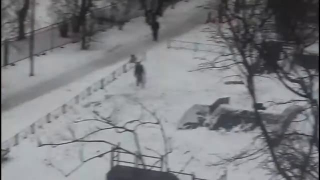 ПАЦАН ТВОРИТ БЕСПРЕДЕЛ!!! СЛОМАЛ СНЕГОВИКА И ПРОГНАЛ ШКОЛЬНИКОВ!!! ЖЕСТЬ смотреть онлайн