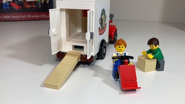 LEGO Moving Truck GWP - 40586 смотреть онлайн