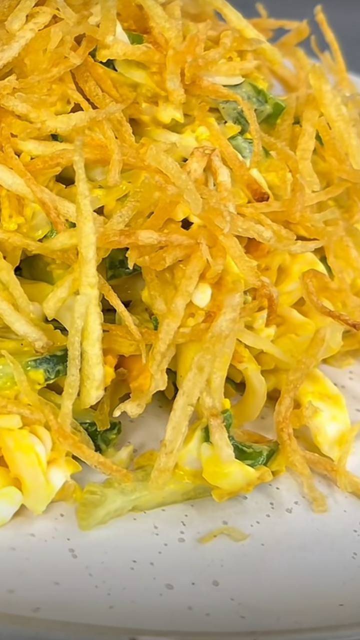 Салат «Стог сена»! Мы ели и ели его,и не могли остановиться (вся фишка в картошке), очень вкусно! смотреть онлайн