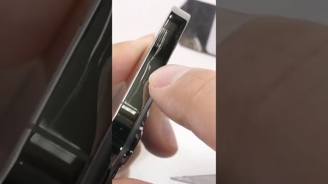 Watch Jerry Scratch his New iPhone 13 Pro Max Mercilessly смотреть онлайн