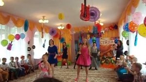 Черный кот - танцуют мамы на выпускном из детского сада