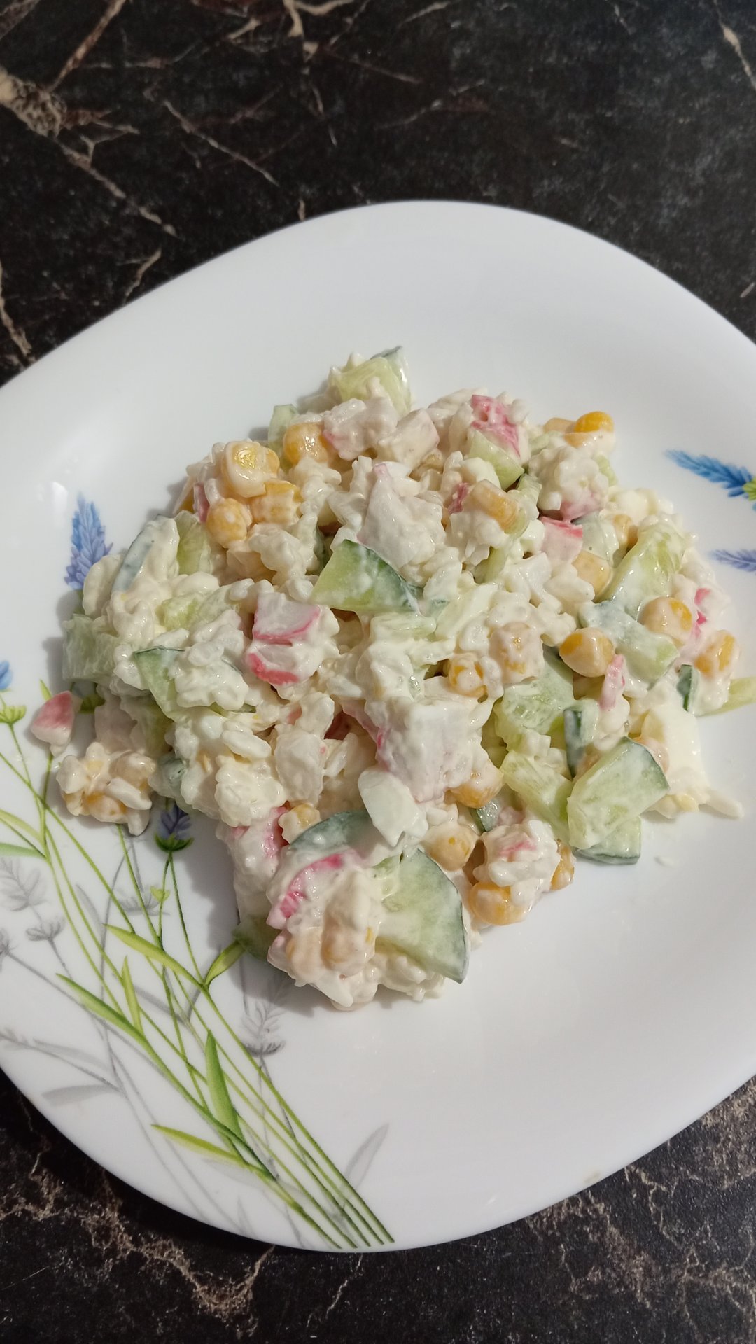 салат из крабовых палочек с кукурузой