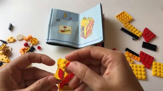 Lego BrickHeadz Lion Dance Guy #40540 смотреть онлайн