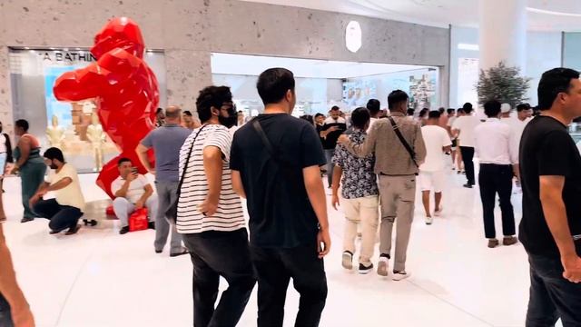 Is Apply Giving iPhone 15 For Free? |Huge Crowd Outside Apple Store at Dubai Mall to buy New iPhon смотреть онлайн
