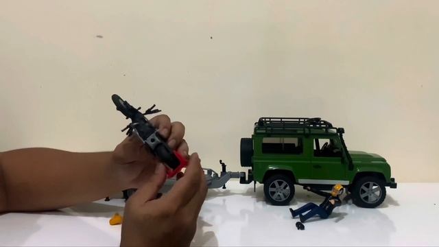 BRUDER Land Rover Defender & Scrambler Ducati || UNBOXING & REVIEW смотреть онлайн