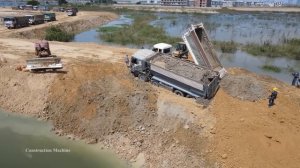 Строительство дороги. Попытка вытащить застрявший самосвал