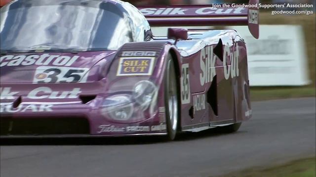 Screaming V12 Jaguar XJR12 howls up Goodwood hill with Karun Chandhok смотреть онлайн