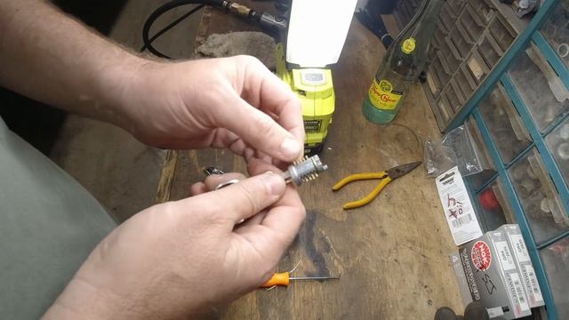 Keying a new key lock for rear tailgate on classic Jeep Cherokee or Wagoneer смотреть онлайн