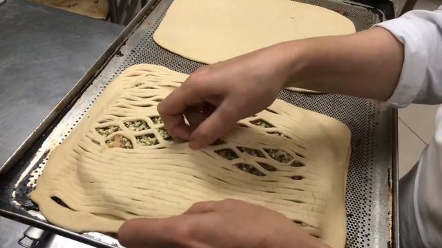 Формовка пирогов в пекарне. смотреть онлайн