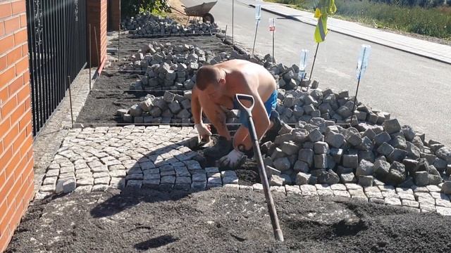 DRAGON-GRANIT Tak się układa kostkę granitową surowo łupaną(po naszemu)Przełożenie wjazdu na posesj смотреть онлайн