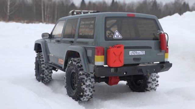 Jeep Cherokee вытаскивает лебедкой ЗАСТРЯВШИЙ УАЗ! смотреть онлайн