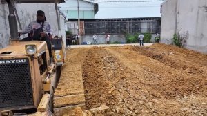 Осушение болота, отсыпка участка бульдозером