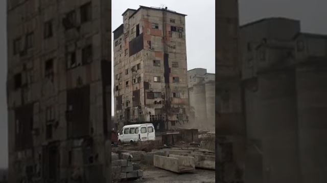 Снос здания привалило экскаватор смотреть онлайн