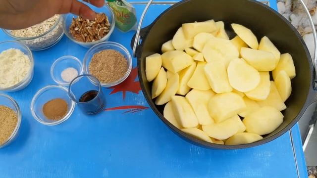 How to: Dutch Oven Apple Crisp смотреть онлайн