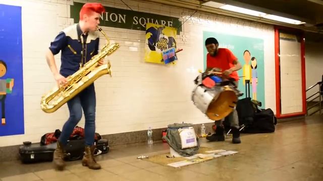 Саксофон в метро Нью-Йорк смотреть онлайн