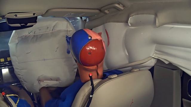 2017 Lincoln Continental passenger-side small overlap crash test (extended footage) смотреть онлайн