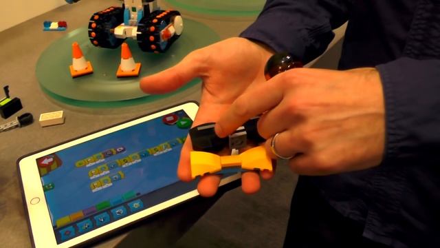 Lego Boost (17101) is like a brick built Anki Cozmo смотреть онлайн
